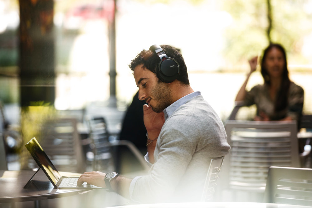 man taking vRAN training course on his laptop at a cafe